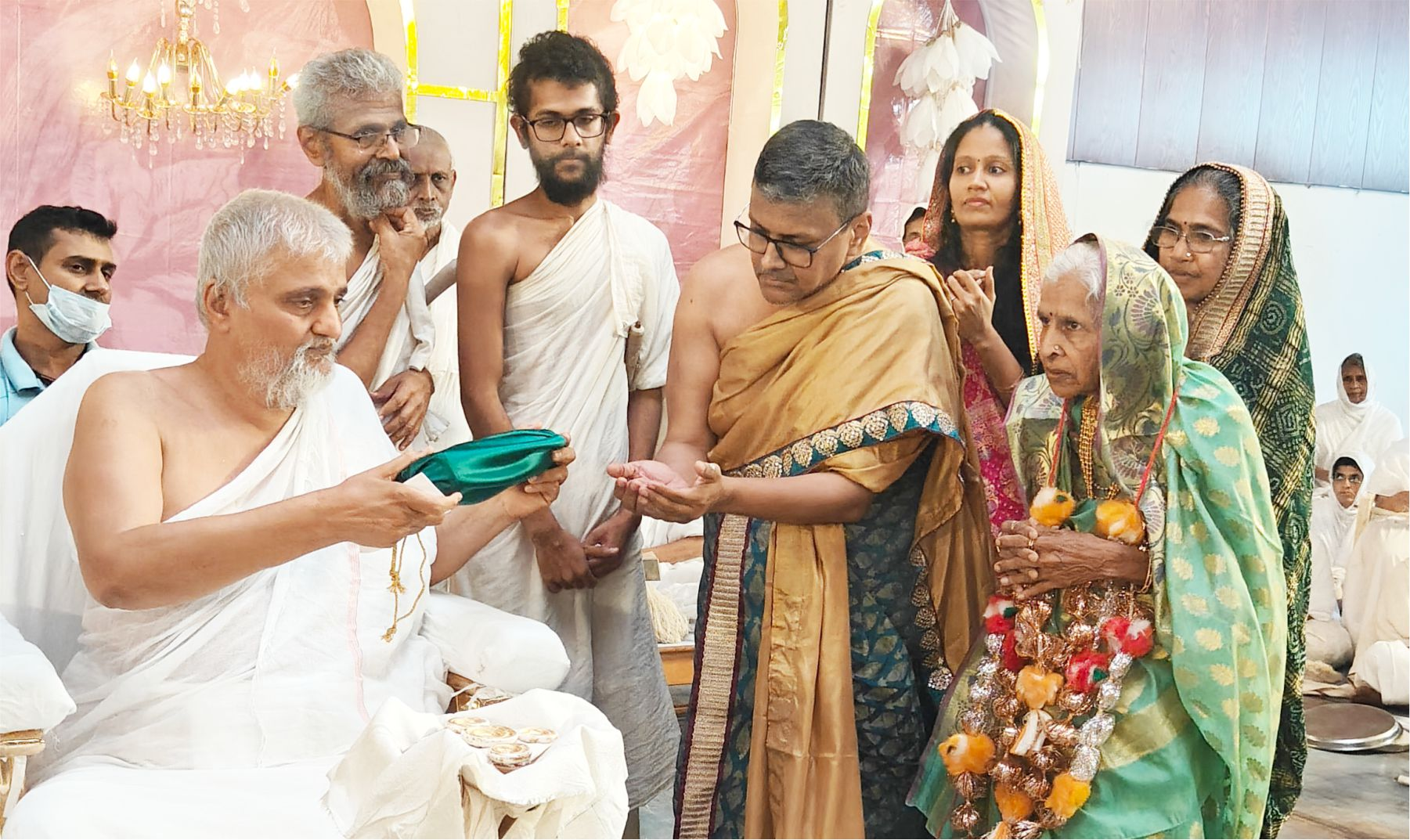 Acharya Yugbhushansuriji Pandit Maharaj Sanghmala Gunvardhak Shwetambar Sangh Bangalore